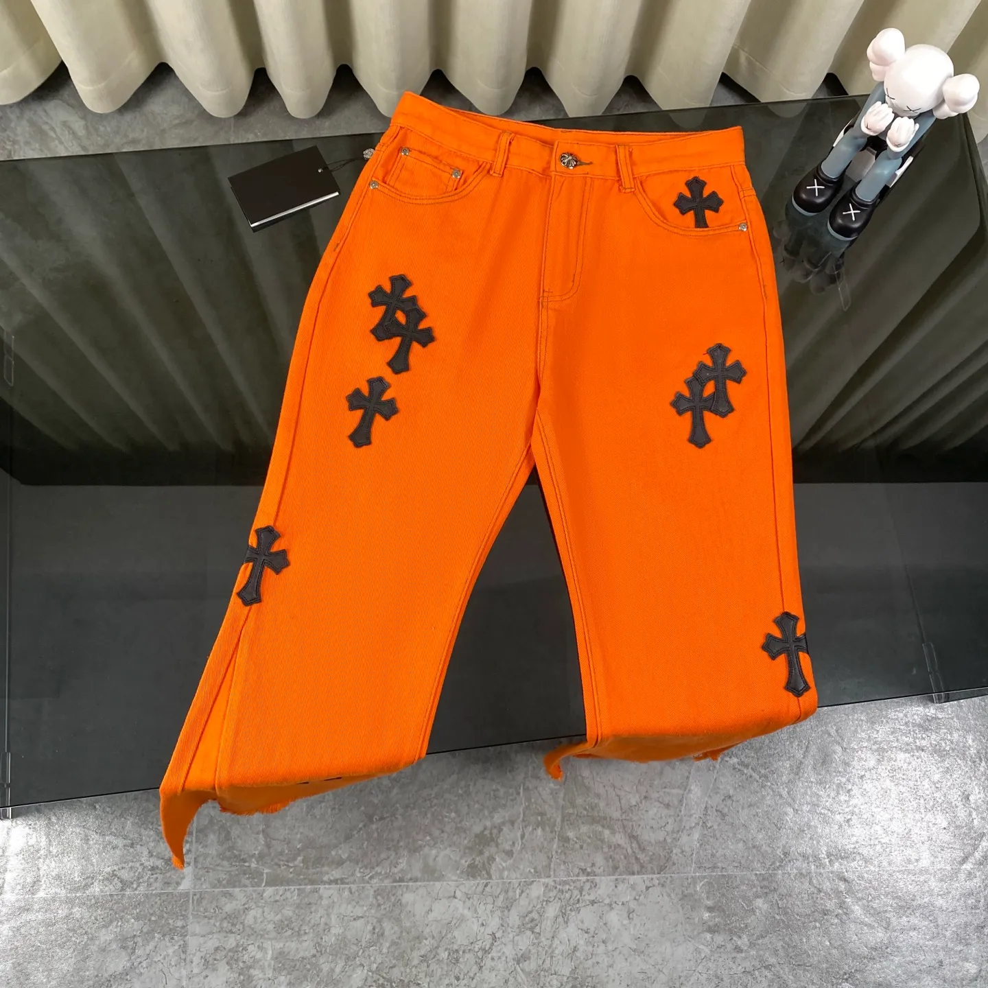 🅿️280 Chrome Hearts Orange Cow King Leather Flare Jeans 🌞It can be called the most summery style of Chrome Hearts. The vibrant orange is the unique and passionate color of summer. Wearing it, it seems to bring sunshine and dazzling.  These pants are modified based on Levi's genuine American-made 90 second-hand soleplates, and the quality is guaranteed. The sterling silver hardware accessories are full of texture and reflect fine light as the body moves, giving it a high-end feel. The lambskin leather craftsmanship is exquisite, the soft leather collides with the tough denim, and the design is full of sense.  The bell-bottom style is retro and fashionable. It not only modifies the shape of the legs, but also makes you walk with wind and full aura. Whether paired with a simple white T-shirt or a personalized short top, you can easily create an exclusive trendy look.  🔶The unique orange color stands out among the crowd of jeans and easily becomes the focus of your outfit.  Size covers M-XXL (corresponding to sizes 30-36),